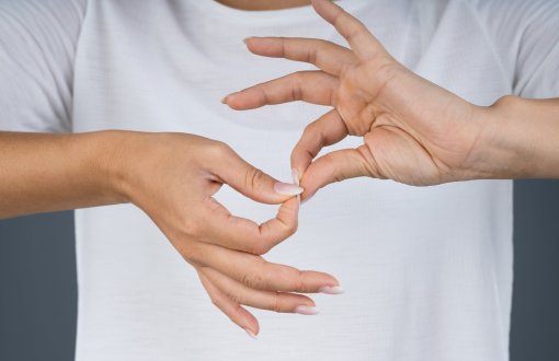 Dłonie pokazujące symbol języka migowego