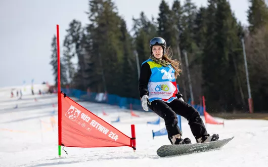 Zawodniczka na stoku na snowboardzie