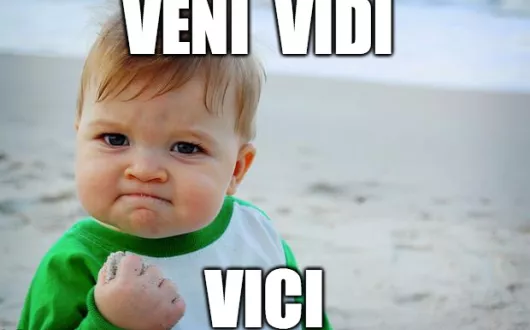 Mem przedstawiający oseska na plaży z zaciśniętą piątką i napisem "Veni Vidi Vici".