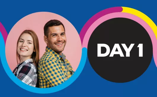 Plakat promujący płatne praktyki wakacyjne