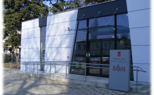 Mały, przeszklony budynek BON. Przed wejściem podjazd w barierkami.