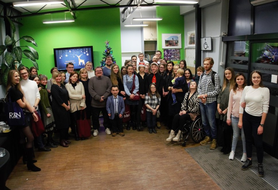 Grupa ponad dwudziestu osób w różnym wieku ustawiona do wspólnej fotografii