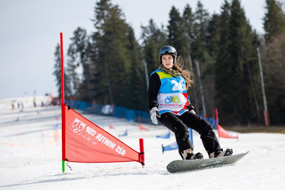 Zawodniczka na stoku na snowboardzie