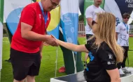 Piotr Pietrzak na podium, odbiera gratulacje